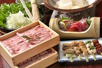 ガラの髄の髄から旨味が溶け出たスープは見事なコラーゲンたっぷりの美白濁スープ。そんなスープに岐阜瑞浪ボーノポークを贅沢にしゃぶしゃぶし締めには拘りの生麺、濃厚でありながらさっぱりと飽きずに食べられる。