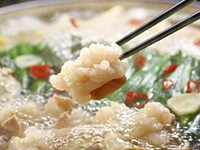 「上質なもつは黒毛和牛のみ使用」
もつ鍋のスープはこだわり尽くしたあっさり塩ベース味。タップリの野菜とプリプリの極上ホルモンの相性は抜群
