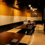 簾を上にあげて開放すると、50名様までの宴会ができる座敷あり