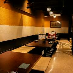 簾を上にあげて開放すると、50名様までの宴会ができる座敷あり