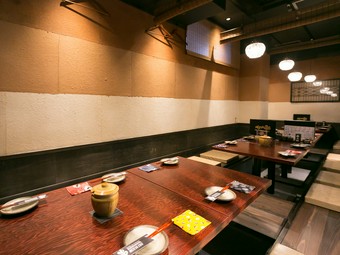簾を上にあげて開放すると、50名様までの宴会ができる座敷あり