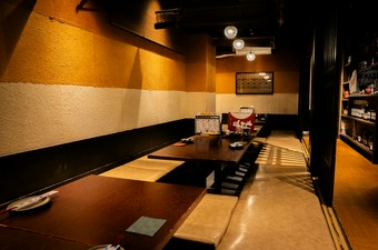 簾を上にあげて開放すると、50名様までの宴会ができる座敷あり