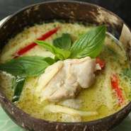 本場タイから仕入れた食材に加えて、地元湯沢周辺でとれる新鮮な野菜やお肉などもお料理にとりいれています。例えば、湯沢特産の「もち豚」などもタイ料理にアレンジしています。