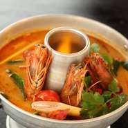 タイ料理といえば『トムヤムクンスープ』。さまざまなハーブやレモングラスなど、スパイスをふんだんに使っています。香りや味付けは、まさに本場・タイで食べている気分です。