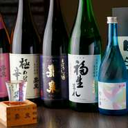 地元の酒の美味しさを知っていただきたい、という想いから、純米酒を中心に多数取り揃えております。その他全国の旨いお酒も含め常時20種程用意。福生ならではの旨い酒をじっくり堪能してみませんか。