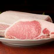 北海道十勝幕別町で放牧されながらのびのびと育った「どろぶた」。筋肉と脂のバランスがよく、臭みのない柔らかなお肉を堪能することが出来ます。お店ではこの「どろぶた」を使った豊富なメニューを用意しています。