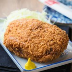 北海道十勝幕別町で育った、「どろぶた」を使用したメンチカツです。塩をつけて食べるのもおいしいですが、一番のおすすめは何もつけずにそのまま食べること。素材の旨みを存分に堪能することができる逸品です。