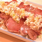 毎週木曜日に仕入れる鮮度抜群の生のタンです！豚のタン？て思うかもしれませんが、まったく臭みのないタン！さすが「どろぶた」です。もしかしたら、翌週の月には品切れをおこしてしまうかも！