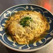 「どろぶた」を卵でとじちゃいました！更に、大将しかだせない特製の出汁！出汁とと玉子と「どろぶた」が全力であなたを幸せにします！