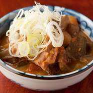 毎週月曜日に送られてくる「どろぶた」は、牧草を中心とした飼料を食べているため、臭みなく鮮度も抜群。そんな「どろぶた」を使った『もつ煮』の、白味噌をベースにしたコク深い味わいをご堪能ください。