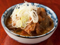 毎週月曜日に送られてくる「どろぶた」は、牧草を中心とした飼料を食べているため、臭みなく鮮度も抜群。そんな「どろぶた」を使った『もつ煮』の、白味噌をベースにしたコク深い味わいをご堪能ください。