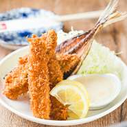 骨まで食べられる鯵フライ！丸々一匹の鯵をつかった料理で当店の中でも原価的には一番お得では！？新鮮な鯵を特製のタルタルにつけて食べて下さい！横丁名物の一品です！