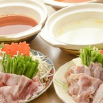 鶏塩鍋に大将特製30種のスパイスを使ってつくったカレーを出汁になじませて、横丁特製カレー鍋ができちゃいました！大将特製のお祭り鍋です！