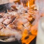 柔らかな肉質の厚切り肩ロースを使った鉄板焼。最後の香り付けとして目の前でフランベをしてくれます。天井近くまで炎が上がる圧巻のパフォーマンスは、サプライズの演出としても喜ばれること間違いなしです。