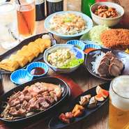 ＊当店名物「燃える！どろぶた」の肩ロース鉄板焼きつき。目の前のアツアツ鉄板の上でお肉から炎が！