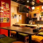 レイアウトも自由なので人数に合わせてお席を作る事もできます。大人数の宴会から少人数の飲み会までシーンに合わせてお席のご案内をさせていただきます。