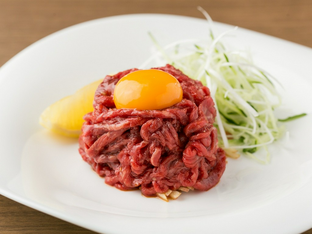 信頼のおける業者から厳選した肉を使用。とろける美味しさがたまらない『牛ユッケ』