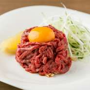 肉の仕入れからこだわり、肉本来の旨みをたっぷり味わえる一品。包丁、まな板などの消毒を徹底するなど衛生面に特に気を配り、新鮮な美味しさを提供してくれます。口の中でとろけるような、なめらかな食感が魅力。
