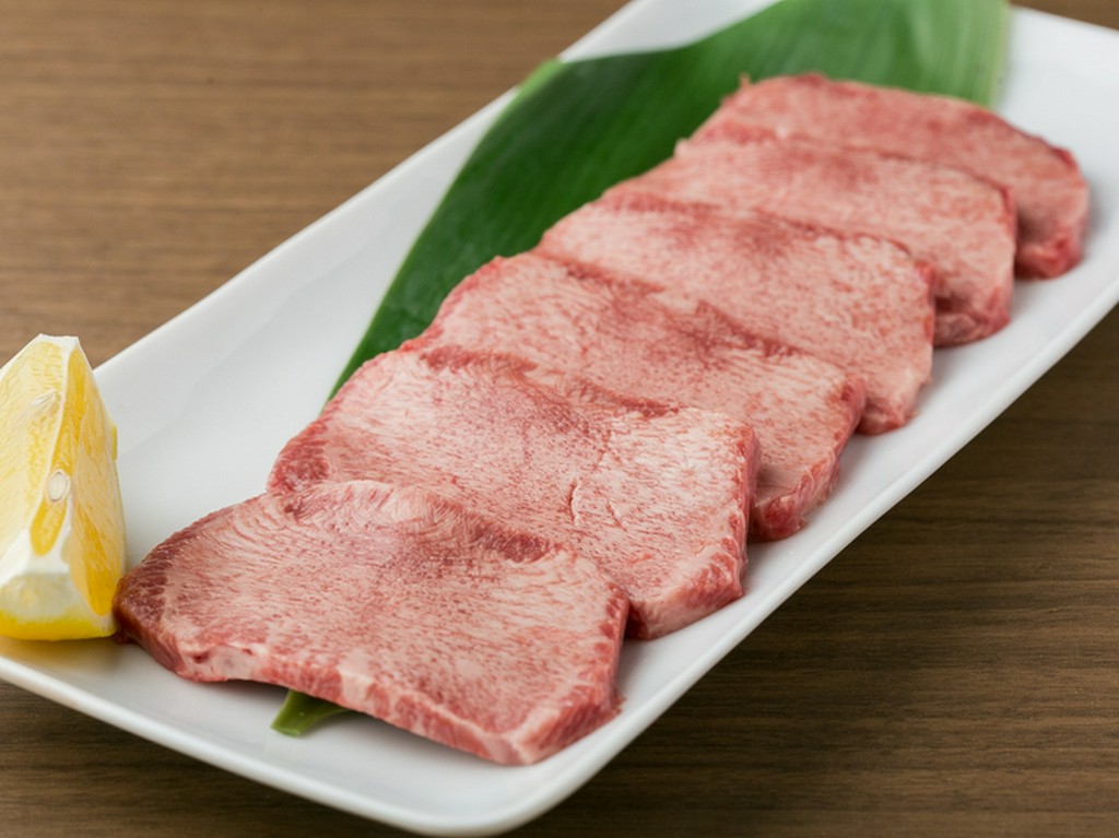 綺麗な霜降りの入った「上タン」をシンプルに塩でいただく『上タン塩』