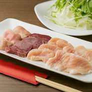 肉も野菜も鮮度が決め手。瑞々しい旬の野菜は甘味があり格別の美味しさ。信頼のおける業者から仕入れる、九州産黒毛和牛はコクのある旨みが特徴。どちらもたっぷりご堪能ください。