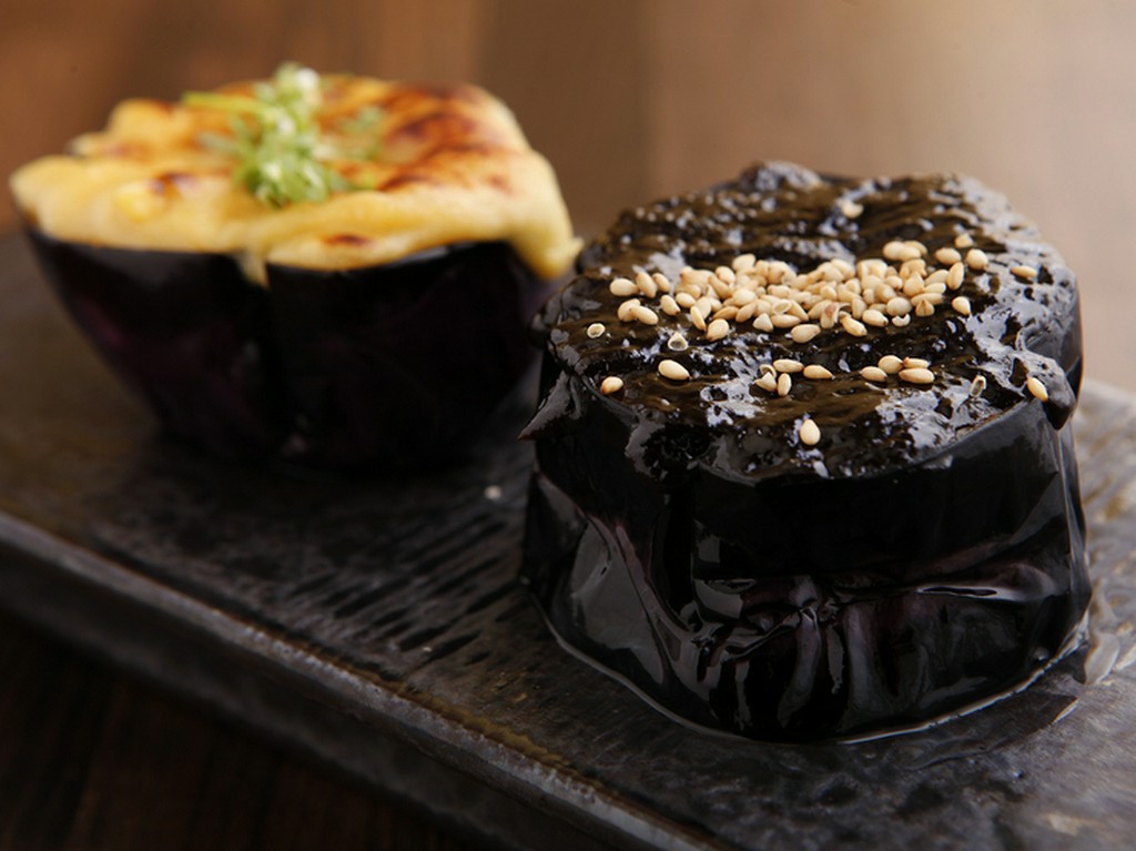 新鮮な魚介類や野菜など旬の食材を使った料理を味わえる