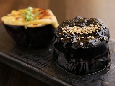 新鮮な魚介類や野菜など旬の食材を使った料理を味わえる