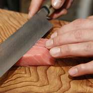生の本マグロを刺身など様々にアレンジしてお客様へ