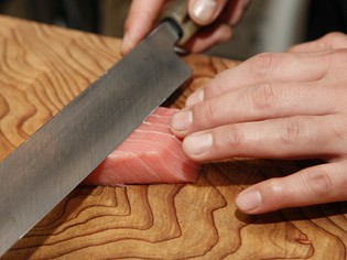 生の本マグロを刺身など様々にアレンジしてお客様へ