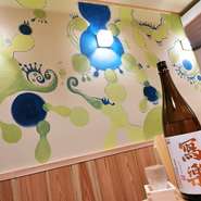 陶芸家の「箱崎りえ」さんの作品を堪能しながら飲むお酒は、また格別です。店内の壁画の他、ビールジョッキや酎ハイのジョッキも、彼女の作品です。手作りの温もりを感じながらおいしいお酒を楽しめます。