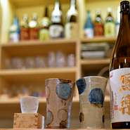 店主が自分の舌で「おいしい」と感じた日本酒だけを、厳選して提供しています。食器類にまでこだわりを感じさせる隠れ家的なお店です。一次会の前後に軽く一杯飲む時にも最適なお店です。