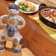 店内に入るとまず目ににつく壁画は、陶芸家の「箱崎りえ」さんの作品。他にもビールジョッキや焼酎のジョッキも彼女の作品です。ひとつひとつ心を込めて作られた作品に癒されながら、お酒を飲むのも格別です。