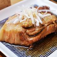 国産の豚バラ肉を、砂糖を使わずにカシスを使ってじっくりと煮込んでいます。さっぱりとした角煮です。（事前にご予約をお願いします。）