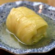 国産の豚肉にこだわったロールキャベツは、お箸でも切れる程、トロトロに仕上がっています。（事前にご予約をお願いします。）