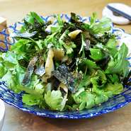 春菊の苦味を抑え、たっぷり味わえるサラダに仕立てました。手作りのドレッシングとの組み合わせは、絶妙な味わいです。春菊の味が際立つ大人のサラダは、是非食べていただきたい一品です。