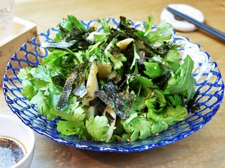 ドレッシングの味わいと春菊の味にこだわった『春菊のサラダ』