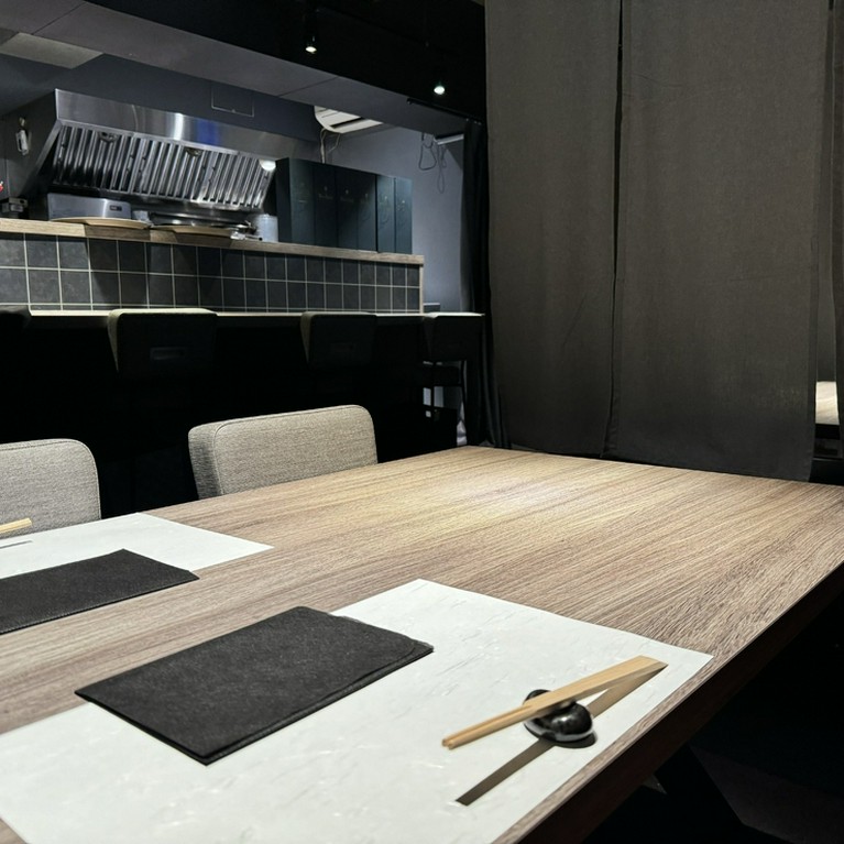 演出にもこだわった店内が大人の好奇心を刺激する