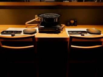 接待やデートに。シンプルで落ち着いた和モダンな店内