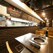 懐かしさが漂いつつも、スタイリッシュな内装の店内。洗練された雰囲気でゆったりくつろげます。大勢で過ごすもよし、少人数で会話を楽しむもよし。アットホームなお店なので、子供連れのファミリーにもおすすめ。