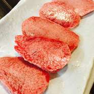 形は不揃いだけど、味は最高級。厚めのタンは食べ応えも抜群です。