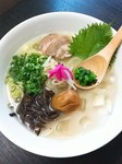 冷たいあっさり牛骨スープに梅でさっぱり。油分を取り除き、旨味とコクだけに仕上げました！コラーゲンもたっぷり！麺はコシのある中太麺を100gでサラッと完食出来ちゃいます
