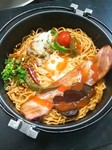 アメリカンHotチリトマトのまぜめん‼鉄鍋で熱く辛くHotに提供致します‼※見た目よりも辛いので、ご注意下さい‼