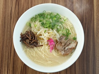 トッピングや卓上の調味料で自分好みの味わいにカスタム！