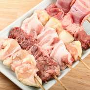 静岡県東部で飼育された「あしたか牛」にこだわりあり。あしたか牛は柔らかい肉質と豊かな風味が特徴的で、ヘルシーな味わいが癖になります。【だもんで】の看板メニュー『あしたか牛串』でいただけます。