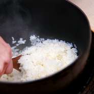 お米は、食味分析鑑定コンクールで3大会連続の金賞を受賞した飛騨産の「銀の朏（みかづき）をかまど炊きで提供。粒が大きく、上品な甘さが特徴です。またガーリックライスには岐阜産の「ハツシモ」を使います。 