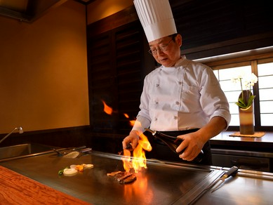 コースの洋食パートを提供するイタリア料理シェフ