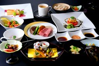 飛騨牛A4サーロインステーキ60ｇをメインとしたお手頃なコース料理。
（写真は日本料理との融合コース）