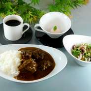飛騨牛を贅沢に使用したカレーライス。
旨味溢れる味わいをお楽しみ頂けます。
・飛騨牛カレーライス
・トスサラダ
・季節のシャーベット
・コーヒーor紅茶