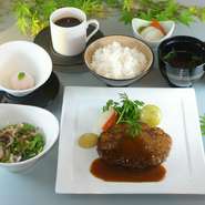 飛騨牛100％の贅沢なハンバーグ。
オーダーが入ってから、鉄板で焼き上げます。
・飛騨牛ハンバーグ150ｇ
・トスサラダ
・白御飯　釜戸炊き「銀の朏」
・赤だし、香の物
・季節のシャーベット
・コーヒーor紅茶