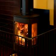 館内には薪ストーブが完備され、寒い季節には赤々と炎が灯ります。ホッと和む雰囲気で自然な暖かさが自慢。