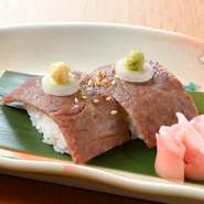 飛騨牛の生肉に醤油ダレを塗り、バーナーで軽く炙った極上の一品。ほのかに溶けた脂が甘く、とろけるような食感。ネギやワサビなどの薬味も味を引き立てます。シャリには岐阜産の「ハツシモ」を使用しています。 